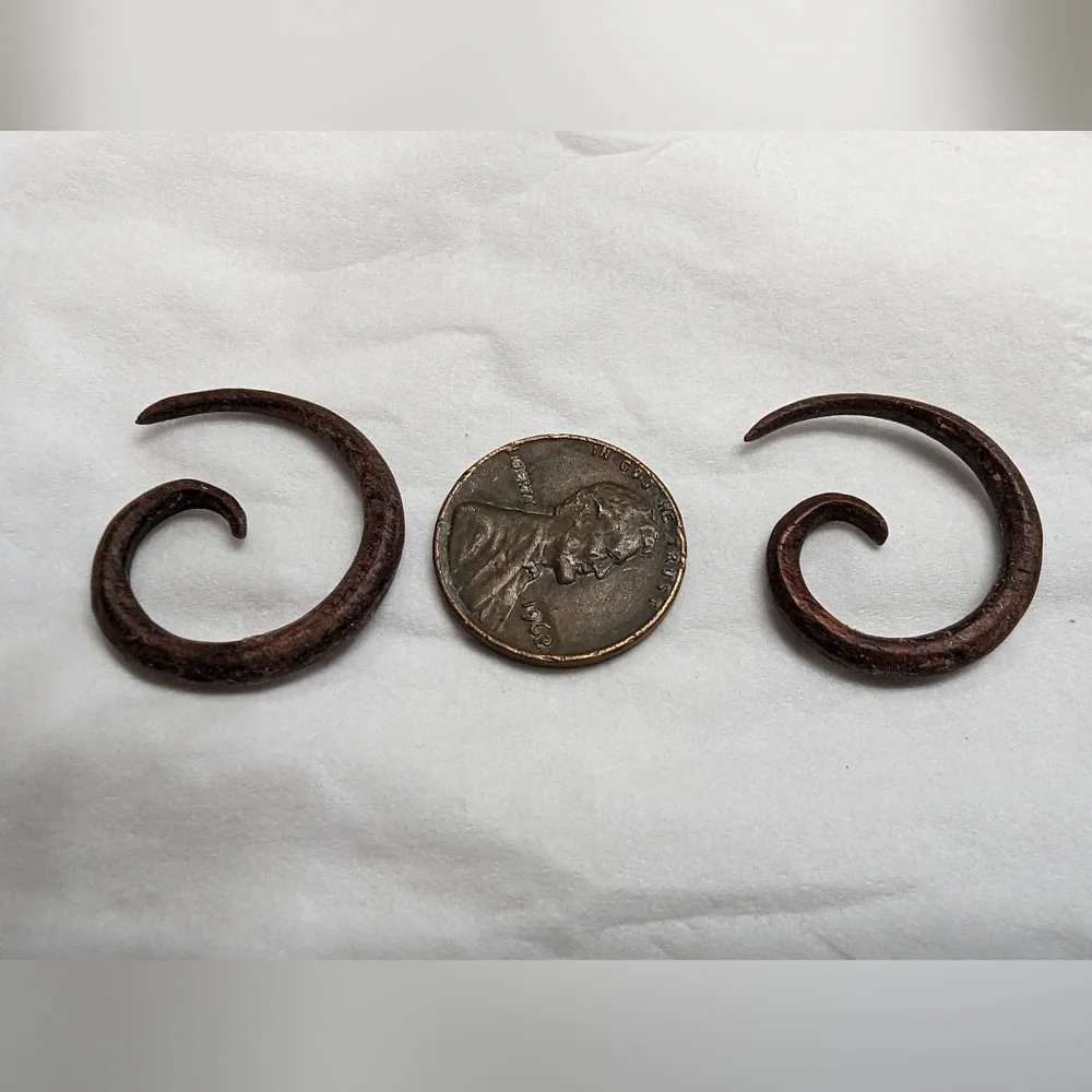 8g 1 pair of red colored spiral tapers wood material 8(g) gauge. Hand carved